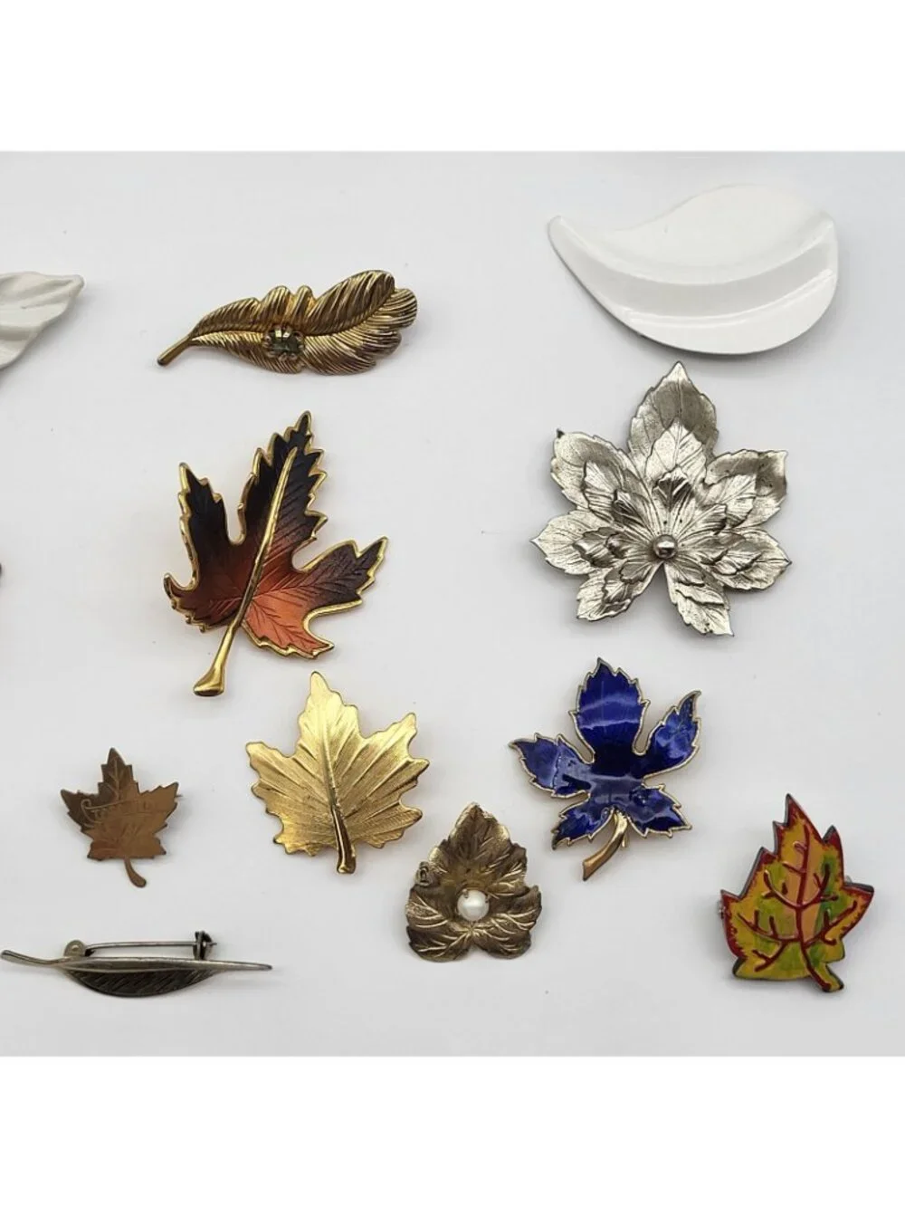 Fab Vintage Brooch pin lot leaf feather leaves some signed 22 piece Boho